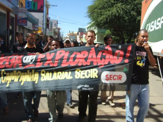 Mobilização pública dos comerciários por melhores condições de trabalho.